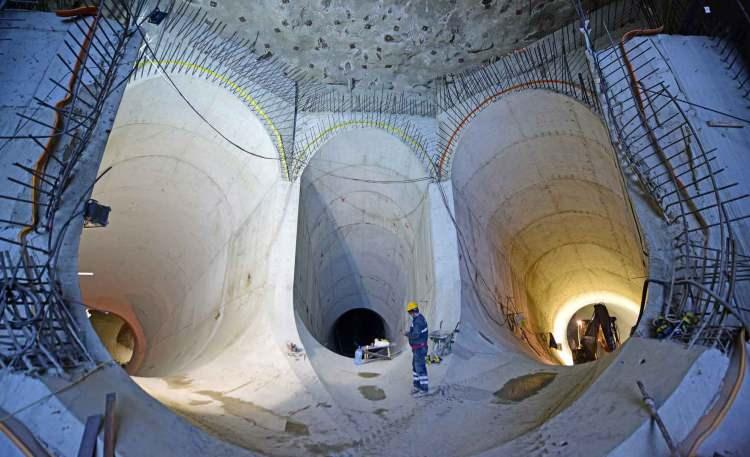<p>Yerin altında 110 metre uzunluğunda, 30 metre genişliğinde ve 50 metre derinliğinde yapılan santral binasının beton imalatında sona gelindi. Türkiye’nin öz kaynakları ile tamamı Türk mühendisler tarafından inşa edilen baraj projesinde, 262 metre gövde yüksekliğine ulaşıldı. Barajda şu ana kadar ise 3,85 milyon metreküp beton kullanıldı. 2021 yılında devreye girmesi planlanan projede gövdenin tamamlanmasına 13 metre kaldı.</p>
<p> </p>