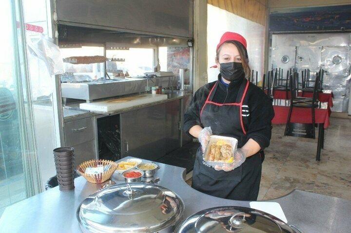 <p>Manisa'nın Salihli ilçesinde yaşayan kadın girişimci Elif Kaval, sosyal medyada gördüğü Adana'nın yöresel yiyecekleri arasında yer alan ve tüm Türkiye'ye açılan lezzeti olan şırdan ve mumbar dolmasının ustası oldu.</p>
<p> </p>