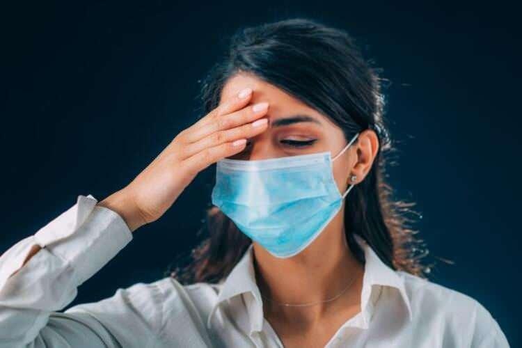 <p>Y&uuml;ksek ateş, halsizlik, &ouml;ks&uuml;r&uuml;k ve nefes darlığı gibi hastalığın sık bilinen belirtileri olmadan; baş ağrısı, tat ve koku alamama, baş d&ouml;nmesi, dengesizlik, g&ouml;rme kayıpları, bilin&ccedil; bulanıklığı veya kaybı, ani gelişen unutkanlık, fel&ccedil;ler, el ve ayaklarda ilerleyici kuvvet kaybı ve uyuşma, n&ouml;ropatik ağrı gibi n&ouml;rolojik belirtiler COVID -19 enfeksiyonunun ilk sinyali olabiliyor.<br />
<br />
Hastalığın n&ouml;rolojik belirtilerinin toplum tarafından tanınması, hastaların tedavi olanaklarına zaman kaybetmeden ulaşmalarında en &ouml;nemli fakt&ouml;rd&uuml;r.</p>
