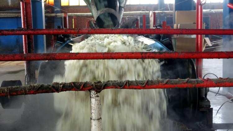 <p>Ham madde temini için Van ve Bitlis'te şeker pancarı tarımı yapıldığını da anlatan Gocuklu, "Fabrikamıza bağlı, Erciş, Ahlat ve Van da 3 ziraat bölge şefliğimiz bulunuyor. Burada üretilen pancarları, alım merkezinden temin ediyoruz. </p>