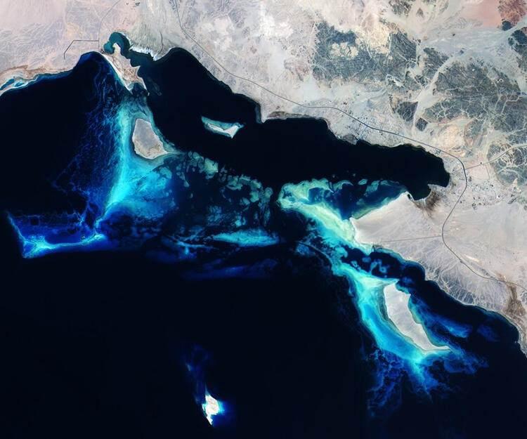 <p>Rusya, geçtiğimiz Kasım ayında Rusya Başbakanı Mihail Mişustin ile imzalanan bir anlaşmanın uygulanması için Sudan'da Rusya donanması için bir ‘lojistik merkez’ kurmak istediğini açıkladı. Reuters’ın haberine göre anlaşma, nükleer ekipmanla donatılmış gemiler de dahil olmak üzere 4 gemi kapasiteli yaklaşık 300 bin asker ve çalışanı barınabileceği bir lojistik merkezin kurulmasını öngörüyor.</p>

<ul>
</ul>
