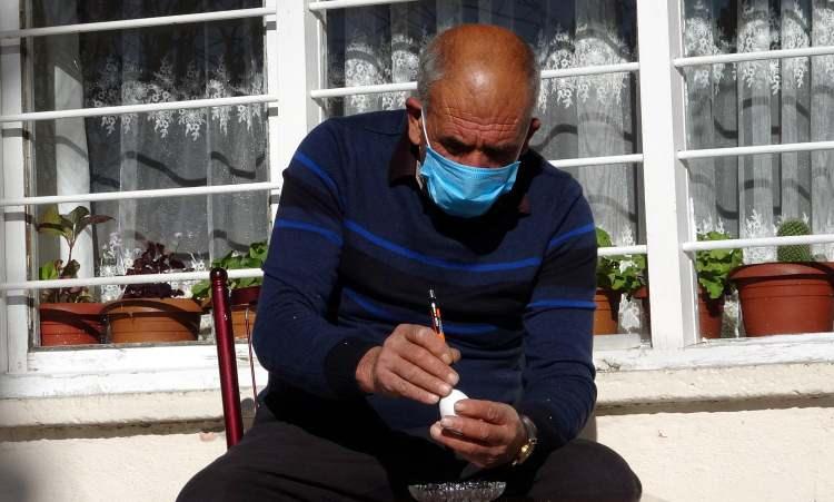 <p> Deliklerden içini boşalttığım yumurtanın üzerine çivilerle monte edilmiş nal işledikten sonra da dostlarıma arkadaşlarıma hediye ediyorum. </p>