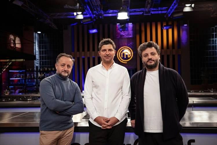 <p>MasterChef, yarışmacılar ve şeflerin yanı sıra perde arkasında görünmeyen yaklaşık 200 kişilik ekiple Anadolu kentlerinin yolunu tuttu. Kentlerde gerçekleştirilen çekimler, yörede büyük bir etkileşim yaratırken, ekranları başındaki seyirciler de bu yörelerin tarihi ve turistik özellikleri ile yemeklerini tanımanın keyfine vardı.<br />
Sosyal sorumluluk bilinciyle de hareket eden MasterChef, toplumda farkındalık yaratmak amacıyla programına aşevi, sosyal hizmetler kurumu ve engelliler merkezini de dahil ederek, farklı hayatlara dokundu.</p>
