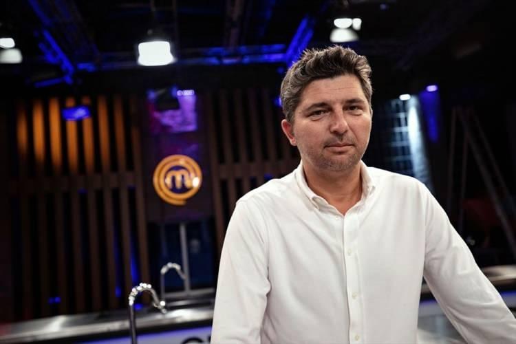 <p>MasterChef Programı'nın Yapımcısı İrem Kanan, programın başarısını ve bu kadar çok izleyici kitlesine ulaşmasındaki sırrını, değerlendirdi.<br />
Programın sırrının samimiyet olduğunu dile getiren Kanan, <strong>"Çünkü şeflerimizin birer öğretmen gibi olduğunu düşünüyorum. Yarışmacılarımız da esasında öğrenci. Mehmet Şef biraz daha sert ama babacan, Danilo Şef biraz daha samimi, eğlenceli bir kişiliği var. Somer Şef, denge arada. Böyle bir okul olduğumuzu düşünüyoruz"</strong> diye konuştu.</p>
