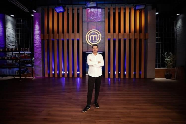 <p>Yeni dönemde çocukların yarışacağı MasterChef programını hazırlayacaklarını anlatan Kanan,<strong> "Çocukları gördükçe inanamıyoruz. Hepsi 8-9-10 yaşında çocuklar bildiğin kek, poğaça yapabiliyor. Nasıl öğrendiniz diyoruz? Anneleriyle konuşuyoruz. Diyorlar ki; 'Evde mutfağa bir giriyor, çıkmıyor. MasterChef seyrediyor.' O etkileşimle çocuklar da bir şeyler yapmaya başladı. Bu da bizi çok mutlu ediyor" </strong>ifadelerini kullandı.</p>

<p> </p>
