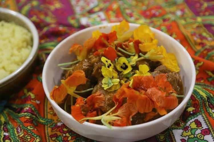 <p><strong><span style="color:#800080"><em>Somer Şef’in imza tabağı Oğlak Rogan Josh</em></span></strong></p>
<p> </p>
