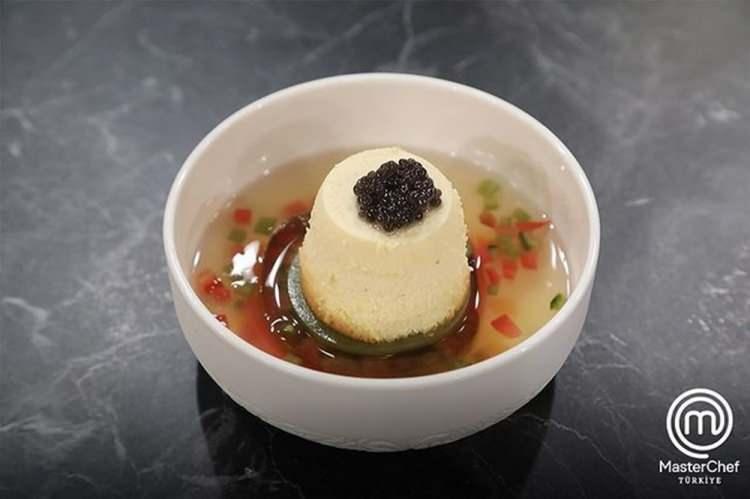 <p><span style="color:#800080"><em><strong>Somer Şef'in tabağı olan Consomme Royale</strong></em></span></p>
<p> </p>