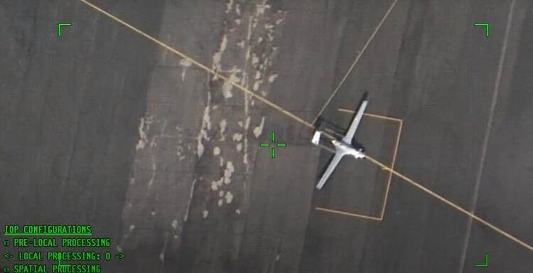 <p>Bazı gözlemciler, insansız hava araçlarının uluslararası istikrarı bile destekleyebileceğini savunuyorlar: ülkelerin, insan pilotlu bir uçak yerine bir insansız hava aracının düşürülmesi durumunda bir çatışmayı tırmandırma ihtimali daha düşük olabilir.</p>
<ul>
</ul>