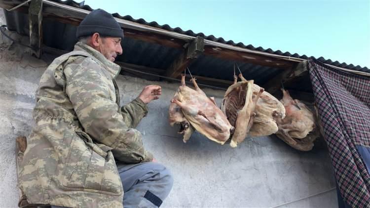 <p>Soğuk hava eşliğinde kurutulur. Bizim kazlarımız doğal beslenirler. Kars'ın yayla havasını solurlar. Kasım ayında kesilir, aralık ayında kurutulur, ocak ayında da yenilmeye başlar. Bizim kaz kurutma yöntemimiz böyledir" dedi. </p>
<p> </p>