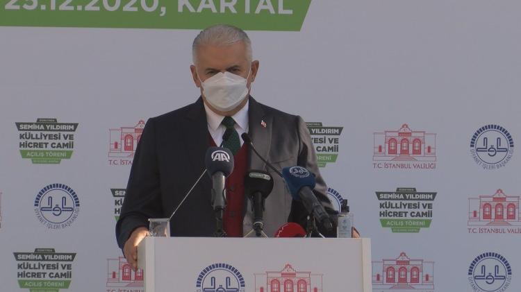 <p>T&ouml;rende konuşan Diyanet İşleri Başkanı Ali Erbaş ise şehirlerin kalbinin camiler olduğunu s&ouml;yledi. Erbaş, camilerin İslam diyarının m&uuml;h&uuml;rleri olduğunu dile getirerek, bu caminin adının &ouml;nemli bir olayı hatırlattığına işaret etti. Diyanet İşleri Başkanı Erbaş, "Hicret Camisi. Allah Resul&uuml; Efendimiz Mekke'den Yesrib'e hicret edip, orayı nurlu şehir Medine-i M&uuml;nevvere haline getirebilmek i&ccedil;in ilk yaptığı işlerden biri Mescid-i Nebevi'yi inşa etmek oldu." dedi.</p>
