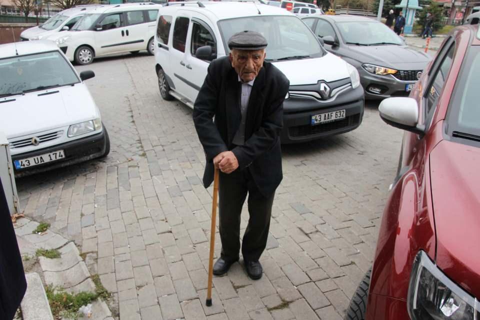 <p>Kütahya’nın Domaniç ilçesinde oturan 105 yaşındaki Nuri Uysal, 10 günde koronavirüsü yenerek sağlığına kavuştu. Herkesin sosyal mesafe ve maske kuralına uyması gerektiğini belirten Uysal, “Maşallah bütün hastalıkları atlattığım gibi bunu da atlattım, 10 günde ayağa kalktım. Bu hastalığı, herkes kolay atlatamıyor. Maske, mesafe ve temizlik kurallarına dikkat edelim” dedi.</p>

<p> </p>
