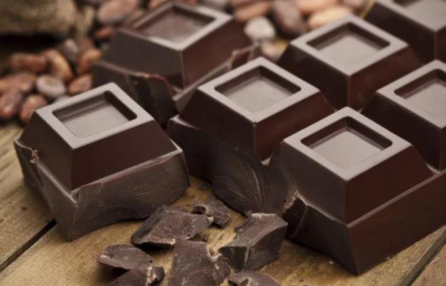 <p><strong>Bitter Çikolata:</strong> Bitter çikolatada bulunan kakao flavonoidleri öğrenmek ve hatırlamak, uyarıları almak, iletişim kurmak, duyguları düzenlemek ve karar vermek gibi bilişsel fonksiyonları iyileştiriyor, öğrenme ile hafıza üzerinde olumlu etki ediyorlar. Flavonoidler yaşlanmayla oluşan zihinsel gerilemeyi de yavaşlatıyorlar. Haftada 40 gram bitter çikolata tüketebilirsiniz.</p>

<p> </p>
