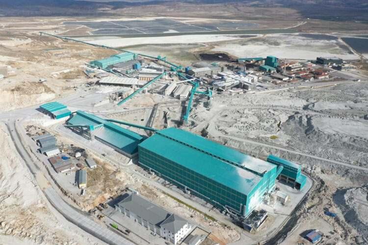 <p>Eskişehir Kırka'nın ayrıca bordan temizlik ürünü BORON'un tesislerine de ev sahipliği yaptığını hatırlatan Dönmez, "Geçtiğimiz hafta BORON temizlik ürünleri ailesine bulaşıklar için kullanılan 3 yeni ürünümüzü daha ekledik. Gelen taleplere göre arkadaşlarımız yeni ürünlerin Ar-Ge'si için de burada çalışmalarını sürdürüyorlar." diye konuştu.</p>
<ul>
</ul>