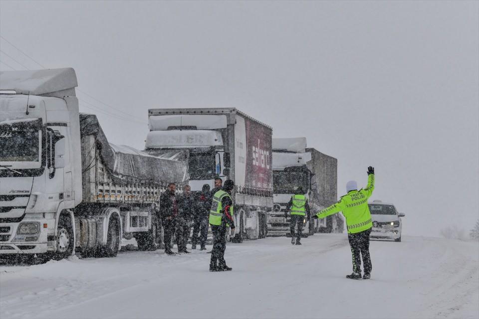 <p><strong>ULAŞIMI OLUMSUZ ETKİLEDİ</strong></p>

<p>Van'da etkili olan kar yaşamı olumsuz etkiledi. Van-Gevaş karayolu güzergahinda mahsur kalan araçlara, Van İl Emniyet Müdürlüğü Trafik Denetleme Şube Müdürlüğü ekipleri yardımcı oldu.</p>
