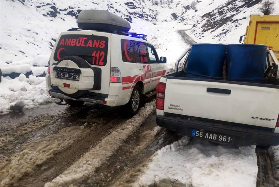 <p>Siirt'in Pervari ve Şirvan ilçelerinde kar yağışı nedeniyle yolları kapanan köylerde mahsur kalan 3 hasta, ekiplerin çalışmasıyla hastaneye ulaştırıldı.</p>
