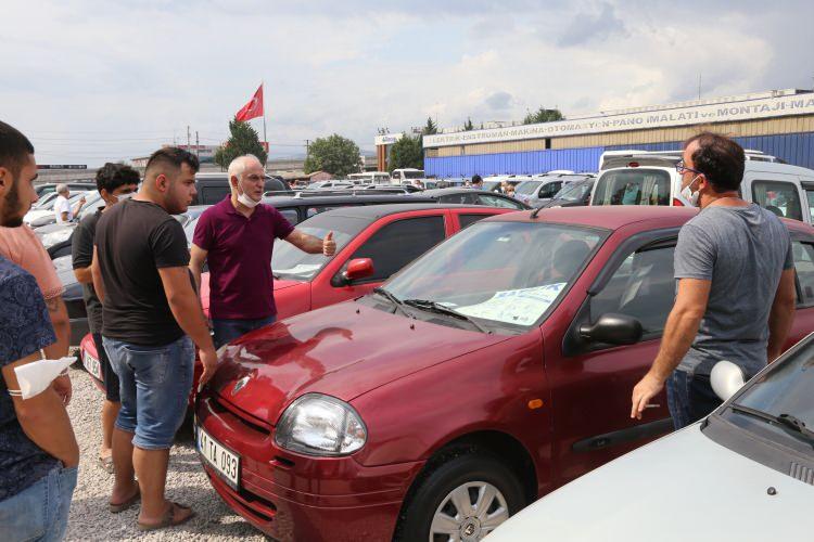 <p>Düşük faiz oranlarıyla birlikte yapılan kampanyalarla da sıfır kilometre araçlara ilgi arttı. Bu da ikinci el piyasasını etkiledi.</p>
