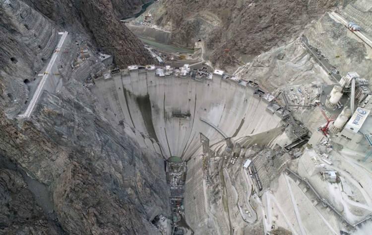 <p>Artvin'de, Çoruh Nehri üzerinde yapımı süren ve tamamlandığında 275 metre gövde yüksekliği ile Türkiye’nin en yüksek, dünyanın ise 'çift eğrilikli ince kemer baraj tipi' kategorisinde 3’üncü en yüksek barajı olacak Yusufeli Barajı'nın gövdesinin tamamlanmasına 13 metre kaldı. Baraj inşaatı kapsamında ise yer altında dev elektrik santral tribünlerinin montajında sona gelindi.</p>
<p> </p>