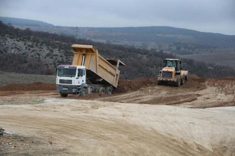 <p>"İşletmesini farklı bir firmaya verebilirdik ya da başka bir firmayla ortak olabilirdik ancak Gübretaş Maden AŞ şirketini yapılandırarak Gübretaş'ın gücü, Tarım Kredi'nin desteğiyle bu madeni kendi imkanlarımız, kendi ekiplerimiz, kendi yatırımlarımızla çıkarıp Gübretaş, Tarım Kredi ve Türk tarımına kazandırma kararını verdik. En son verdiğimiz nihai karar, biz bunu milli, yerli kaynaklarla Tarım Kredi ve Gübretaş iş birliğiyle Maden AŞ'yi doğrudan doğruya bu işi yapacak şekilde teşkilatlandırarak, teknik anlamda donatarak, finansman anlamında destekleyerek kendimiz yapacağız. Buradan elde ettiğimiz değeri de Gübretaş'a kazandırıp, şirketin tesislerinde, yenileme yatırımları ve yeni yatırımlarla Türk tarımına ve ekonomisine kazandıracağız. Teknik hazırlıklarımız ve finansman çalışmalarımız hızla devam ediyor, 2 yıl içinde buradaki madeni Türk ekonomisine kazandıracağız. 2 yıl içinde ilk altını çıkartıp, Türk ekonomisinde değere dönüştürmeyi hedefliyoruz."</p>
<p> </p>