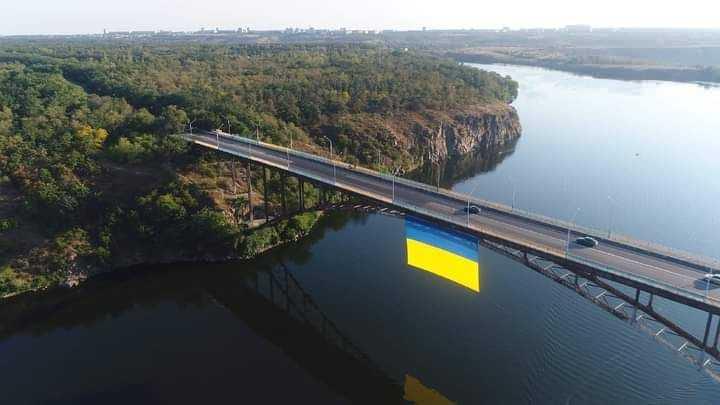 <p>“YOLLARI YAPAN BAŞKAN OLARAK ANILMAK İSTİYORUM”<br />
Ukrayna Devlet Başkanı Vladimir Zelenskiy, kendisine bir hedef koymuş ve başkanlığı bittikten sonra arkasından, “Ukrayna’daki yolları yapan Başkan” olarak anılmak istediğini söylemişti. </p>