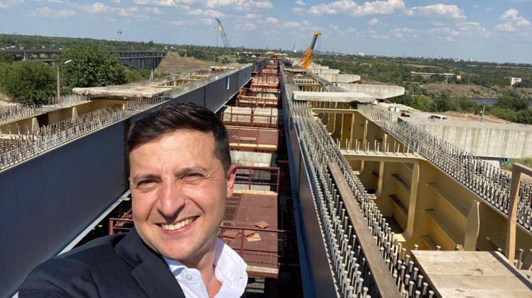 <p>Ukrayna’daki Türk firması 55 yıldır üzerinde düşünülen köprüyü 8 ayda yaptı. Projenin ilk etabı Ukrayna Devlet Başkanı Vladimir Zelenskiy'nin katılımıyla kullanıma açıldı.</p>
