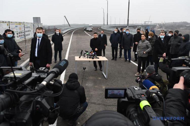 <p>Devlet Başkanı Vladimir Zelenskiy, bugün Zaporijya kentine ziyaret gerçekleştirerek Türk firmasının yaptığı Zaporijya Köprüsü’nün açılışına katıldı.</p>
