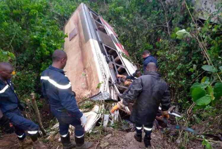 <p>Afrika ülkesi Kamerun'da kamyon ve otobüsün çarpışması sonucu meydana gelen trafik kazasında 40 kişi hayatını kaybetti, 18 kişi de yaralandı.</p>
