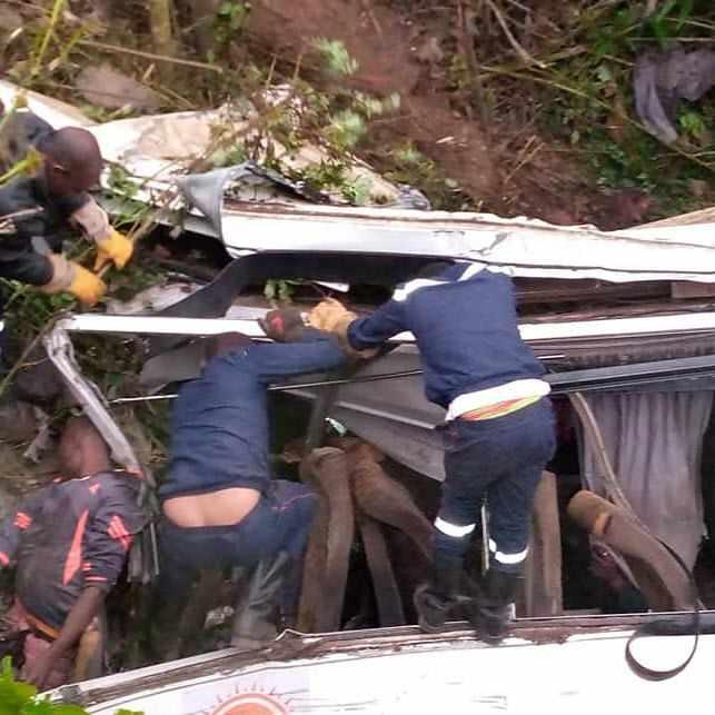 <p>Eyalet yetkili Absalom Monono Woloa ise 70 kişilik bir otobüsün batıdaki Foumban kasabasından başkent Yaounde'ye giderken, saat 2 civarında yolda bir insan kalabalığından kaçınmaya çalıştığı sırada bir kamyona çarptığını aktardı.</p>
