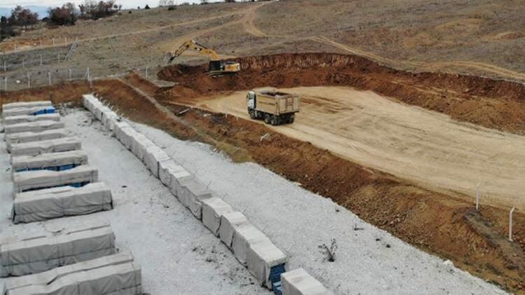 <p>Bilecik'in Söğüt ilçesinde Gübretaş'a ait maden sahasında 3.5 milyon onsluk altın varlığı tespit edilirken, alanda çalışmalar hız kazandı. Çalışmalar ve altının çıkarılacağı maden sahası havadan görüntülendi.</p>
<p> </p>