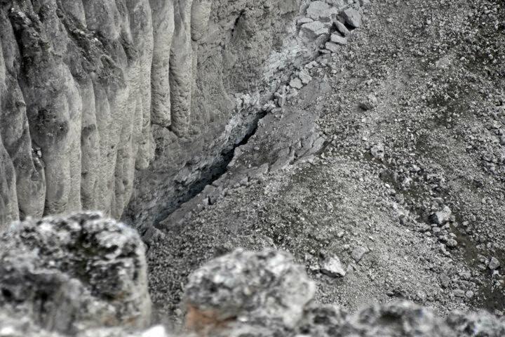 <p>T&uuml;rkiye'nin r&uuml;zgar erozyonuna maruz kalan b&ouml;lgelerinin başında gelen ve yaklaşık 50 bin kişilik n&uuml;fusa sahip Konya&rsquo;nın Karapınar il&ccedil;esinde, yer altı sularının &ccedil;ekilip, toprağın g&ouml;&ccedil;mesiyle meydana gelen obruklar, b&ouml;lge halkı i&ccedil;in tehdit oluşturmaya devam ediyor.</p>
