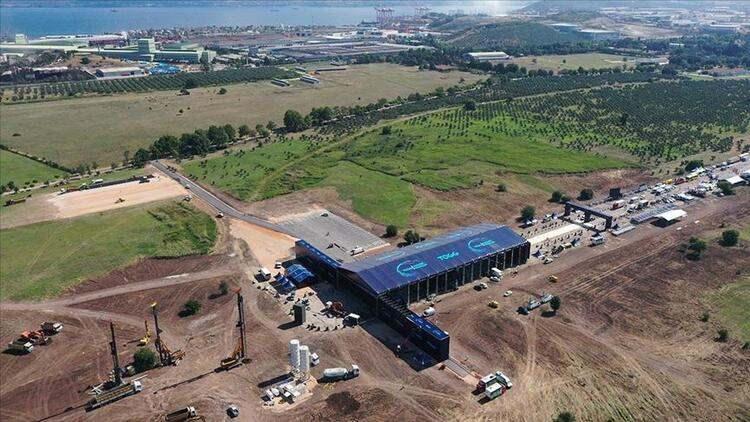 <p><strong>Gemlik'te fabrikanın temeli atıldı </strong></p>
<p>TOGG Mühendislik, Tasarım ve Üretim Tesisleri'nin inşaatına başlama töreni 18 Temmuz'da gerçekleştirildi.</p>