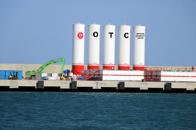 <p><strong>FİLYOS LİMANI'NIN İLK KONUKLARI 'FATİH' VE 'KANUNİ' OLDU </strong></p>

<p>İnşaatı 2016 yılında başlayan ve üst yapısı büyük ölçüde biten Filyos Limanı, tamamlandığında Türkiye'nin 3'üncü büyük limanı olacak. Aynı zamanda Türkiye'nin uluslararası deniz ticaretinde de önemli konumda bulunacak Filyos Limanı'nın önemi, Karadeniz'deki doğal gaz rezerviyle de daha da arttı. 2 bin 450 metre mendirek, 3 bin metre rıhtım boyu, 19 metrelik draftı ve 25 milyon ton kapasitesi bulunan Filyos Limanı, bir anda doğal gaz aramalarının merkezi konumuna geldi. Limanın ilk konuğu 'Fatih' sondaj gemisi oldu. 'Fatih', doğal gaz çalışmaları öncesi 30 Haziran 2020'de Filyos'a geldi ancak sondaj öncesi son hazırlıkları nedeniyle limana girmedi. </p>
