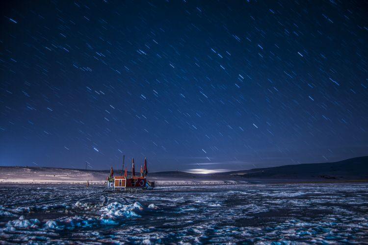 <p>Yüzeyinin büyük bölümü buz tutan ve Eskimo usulü balık avcılığı ile atlı kızak gezintilerinin yapıldığı Çıldır Gölü, masalsı kış manzaralarıyla ziyaretçilerini kendine hayran bıraktırıyor.</p>
