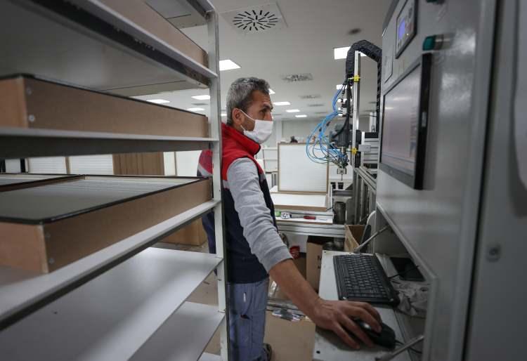 <p>D&uuml;nyayı etkisi altına alan Kovid-19 salgını s&uuml;recinde&nbsp;&ouml;zellikle insan yoğunluğunun bulunduğu alanlarda temiz havanın &ouml;nemi ortaya &ccedil;ıktı. Bu d&ouml;nemde&nbsp;firmalar kullandıkları mekanların havasını temiz tutmak i&ccedil;in b&uuml;y&uuml;k &ccedil;aba harcadı.&nbsp;Kapalı mekanlarda ise klima ve havalandırma sistemlerinde ya yeniliğe gidildi&nbsp;veya mevcut filtreler&nbsp;değiştirildi.&nbsp;</p>
