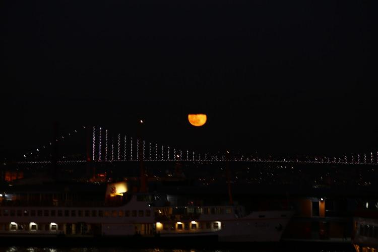 <p>Yılın son dolunayının 15 Temmuz Şehitler Köprüsü'nün üzerinden doğuşunda oluşan muhteşem manzara hayran bıraktı.</p>
