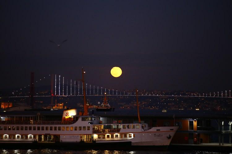 <p>Günün kararması ve köprünün ışıklarının açılması sonucu dolunay; vapurlar, martılar ve deniz ile herkesin ilgi odağı oldu.</p>