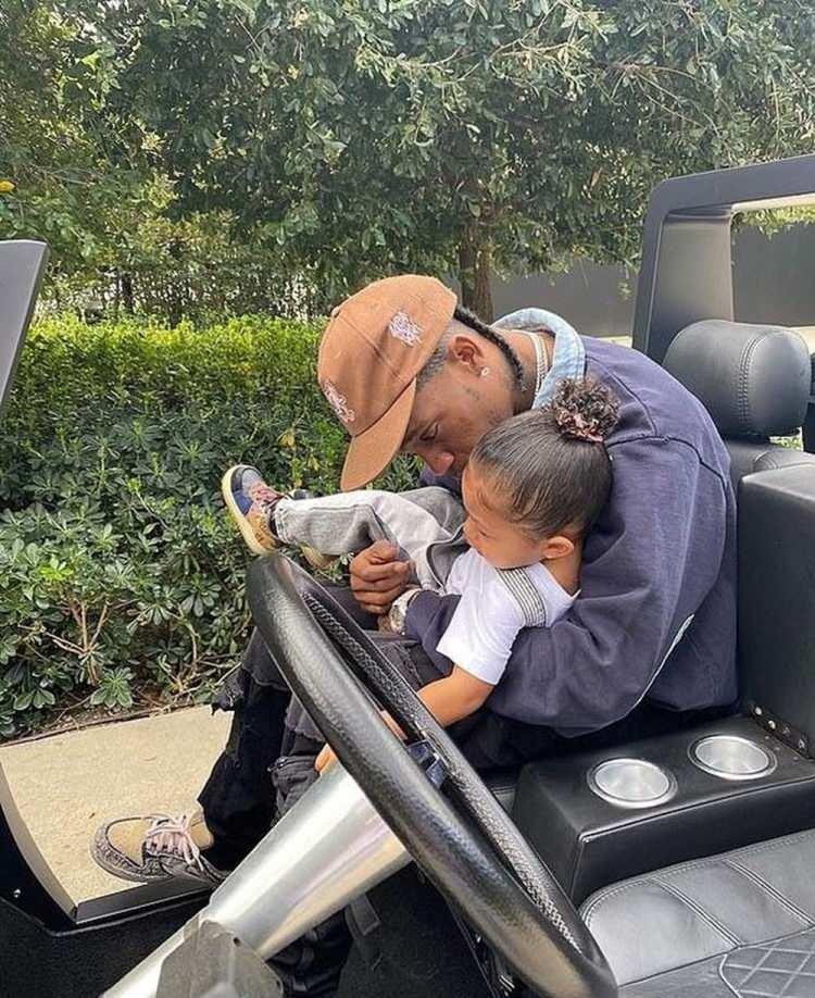 <p><em><strong>Kylie Jenner'ın paylaştığı Travis Scott ve Stormi görseli</strong></em></p>
<p><em><strong>Beğeni sayısı: 15,993,585</strong></em></p>