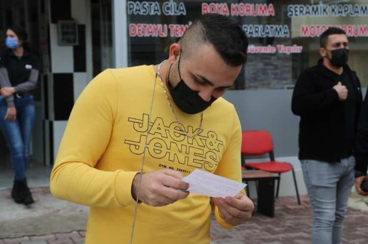 <p>Polis, çifte okey attı </p>

<p><br />
Emniyet güçlerimize saygımız sonsuz, yapacak bir şey yok. Bu arabayı almazlar diye umut etmiştim, yine aldılar. Bir dahaki projemi alamayacaklar” diye konuşurken, polis memurunun ‘Bir dahaki projede görüşmek üzere’ sözüyle ceza makbuzunu teslim aldı.</p>

<p> </p>
