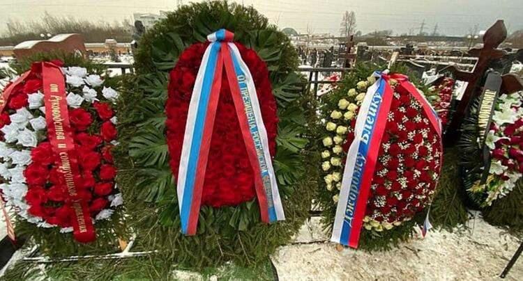 <p><strong>PUTİN'DEN DEVASA ÇELENK </strong></p>

<p>Blake'in mezarında ilk göze çarpan, Rusya Devlet Başkanı Vladimir Putin'in gönderdiği ve yüzlerce kırmızı gülden oluşan devasa bir çelenkti. Çelenkin üzerinde, Rusya Federasyonu Başkanı tarafından gönderilmiş olduğunu gösteren bir kurdele vardı.</p>
