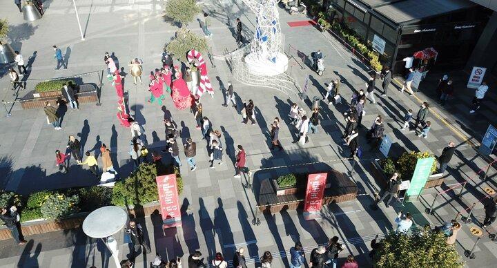 <p>Esenyurt'ta bulunan alışveriş merkezi önünde kısıtlama öncesi metrelerce uzunlukta kuyruk oluştu.</p>

<p> </p>

