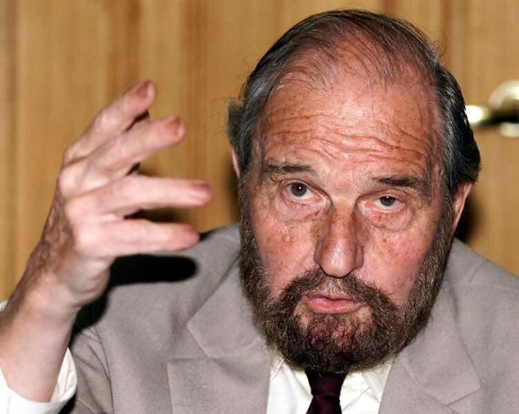 <p>"Sovyet yoldaşımla ayda bir buluşurduk. Filmleri ona verirdim. Bazen Rus şampanyası bile içerdik" diyen Blake, çift taraflı ajan tanımlamasına itiraz ediyordu.</p>
<p> </p>