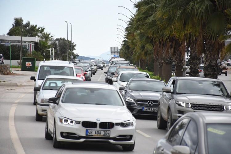 <p>Bodrum, Fethiye, Marmaris ilçelerinde trafik uygulama noktalarında kontroller en üst seviyeye çıkarıldı.</p>
