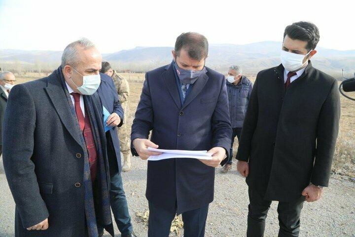 <p>Havaalanının 2021 yılında ilçe halkının hizmetine sunulacağını açıklayan Vali Ayhan, Nuri Demirağ'ın kendi yaptığı yerli ve milli uçakların indiği yer burasıdır. Buraya kurmak istediği Gök Okulu'nun açılmaması için yapılan engellemeler nedeniyle maalesef hayallerini uçuran adam Nuri Demirağ'ın bu planı gerçekleşmedi.</p>