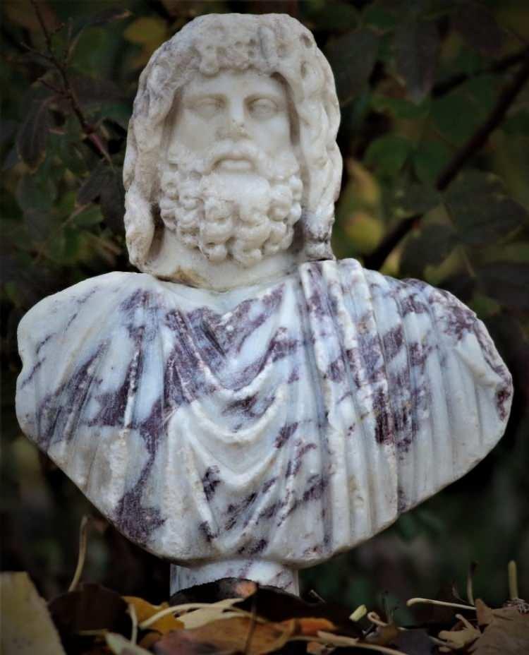 <p>Myra kazılarındaki 2 bin 200 yıllık pişmiş toprak buluntulardan Laodikeia&rsquo;daki 20 asırlık portreye, Yeşilova H&ouml;y&uuml;ğ&uuml; kazılarındaki 8 bin yıllık fig&uuml;rden K&uuml;ltepe-Kaniş&rsquo;ten &ccedil;ıkarılan 4 bin 300 yıllık mermer eserlere daha binlerce g&ouml;z alıcı eser, 2020 yılında g&uuml;n ışığına kavuşturuldu. Medeniyetlerin beşiği olan Anadolu&rsquo;da bu yıl 118 T&uuml;rk ve 21 yabancı kazı yapıldı. M&uuml;ze M&uuml;d&uuml;rl&uuml;kleri başkanlığındaki 44 &ccedil;alışma ile arkeolojik kazıların toplam rakamı 183 oldu. Yine 2020 yılında M&uuml;ze M&uuml;d&uuml;rl&uuml;kleri başkanlığında 139 kurtarma kazısı, 12 kamu yatırım alanı kurtarma kazısı ve 50 sondaj kazısı ger&ccedil;ekleştirildi. T&uuml;rkiye&rsquo;nin denizlerinde ise 5 sualtı kazısı yapıldı. Yerli ve yabancı bilim adamları ile M&uuml;ze M&uuml;d&uuml;rl&uuml;klerinin başkanlığında ger&ccedil;ekleştirilen arkeolojik y&uuml;zey araştırması, jeofizik-jeoradar ve temizlik &ccedil;alışmalarıyla birlikte 2020 yılında toplam arkeolojik faaliyet sayısı 502 oldu.<br />
&nbsp;</p>
