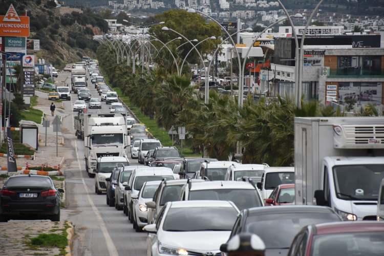 <p>BODRUM'DA TRAFİK DURMA NOKTASINA GELDİ</p>

<p> </p>

<p>Bodrum ilçesinde de yılbaşı hareketliliği yaşanıyor. Yeni yılda uygulanacak 4 günlük sokağa çıkma kısıtlamasını fırsat bilenler, büyükşehirlerden ilçeye gelmeye devam ediyor. Bodrum'da yazlığı olanlar, dün olduğu gibi bugün de sabah saatlerinden itibaren ilçede yoğunluğa neden oldu.</p>
