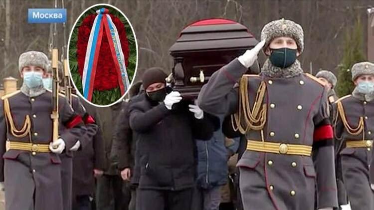 <p>Son dakika haberlere göre, Rusya'da televizyonlar başkent Moskova'daki askeri tören için yayınlarını kesip canlı yayına geçti. Devlet Başkanı Putin orada değildi ama yüzlerce kırmızı gülden oluşan dev bir çelek gönderdi. Çelenkin üzerinde, Rusya Federasyonu Başkanı tarafından gönderilmiş olduğunu gösteren bir kurdele vardı. Onlarca asker ve emekli casus oradaydı. İşte İngiliz gizli servisi MI6'de çalışırken Sovyetler Birliği'ne bilgi veren ve "en ünlü hain" ünvanını alan George Blake'in cenazesinden detaylar...</p>
