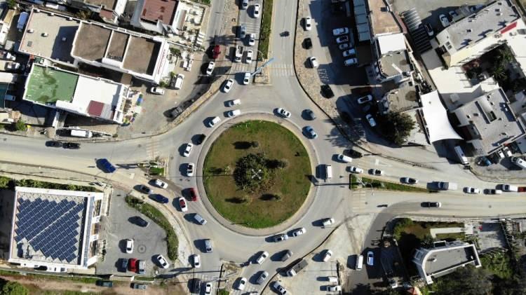 <p>MARMARİS'E GİREN ARAÇLAR KONTROL EDİLİYOR </p>
<p> </p>
<p>Marmaris ilçesinde, Emniyet Müdürlüğü ve Jandarma Komutanlığına bağlı ekiplerce yeni tip koronavirüs (Kovid-19) tedbirleri kapsamında yılbaşı öncesi denetim gerçekleştirildi. Polis ve jandarma ekipleri, vatandaşların yılbaşını huzur ve güven ortamında geçirmesini sağlamak için ilçe girişindeki ve meydanlardaki kontrol noktalarında uygulama yaptı. Durdurulan araçlar ve sürücüler, kovid-19 tedbirleri ve trafik yönünden incelendi.</p>