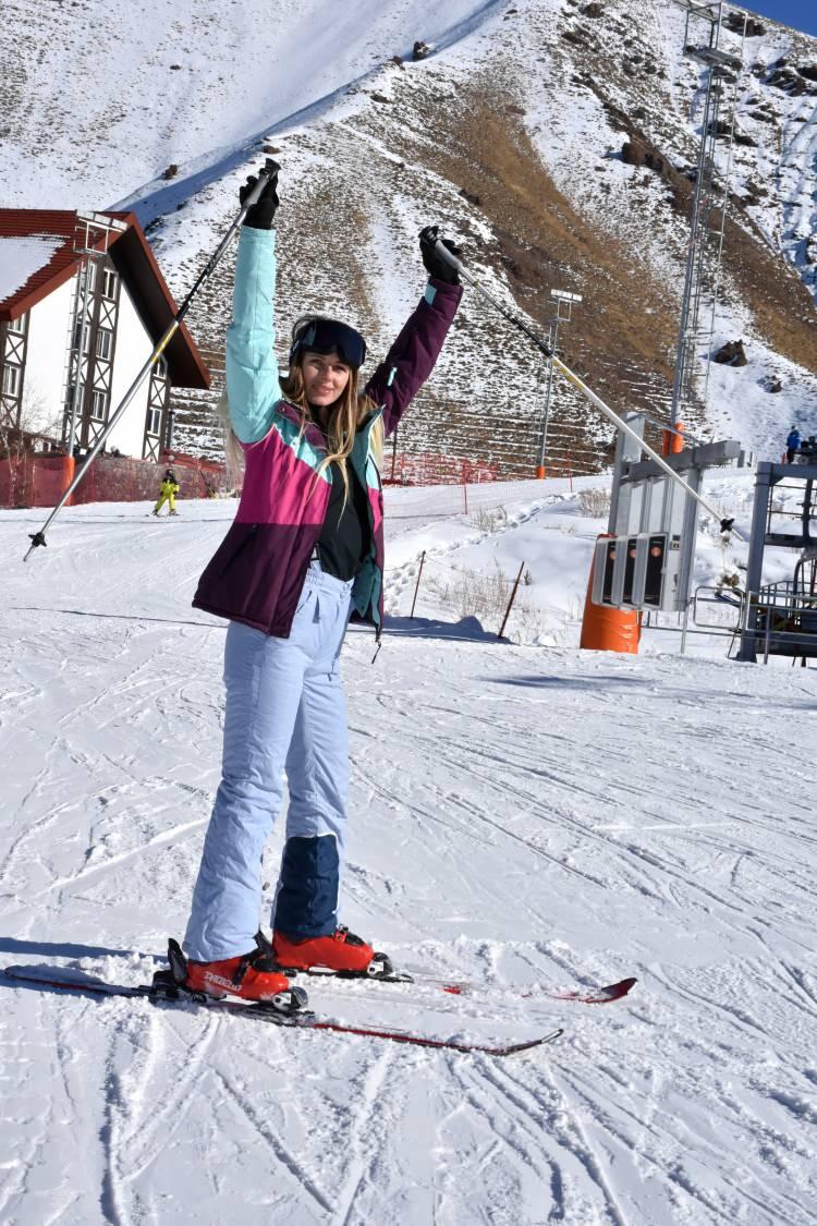 <p>Yeni tip koronavir&uuml;s (Kovid-19) salgını nedeniyle bazı &uuml;lkelerdeki kayak merkezlerinin sezon &ouml;ncesi yaşadığı belirsizlik, yabancı&nbsp;turistlerin g&ouml;z&uuml;n&uuml; modern tesisleri ve uzun pistleriyle kayakseverlerin uğrak yeri olan Paland&ouml;ken'e &ccedil;evirmesine neden oldu.</p>
