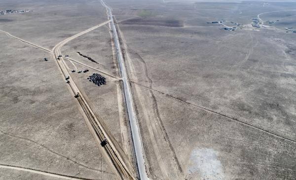 <p><strong>DEV OBRUĞUN ÜZERİNDEKİ YOL TAŞINIYOR </strong></p>

<p>Perşembe günü 630 metre çapındaki dev obruğun üzerinden de yolun geçtiğini duyurulmasının ardından Karapınar Belediyesi harekete geçti. Belediye ekipleri, obruğun etrafından geçirmeyi planladığı yolun yapımı için çok sayıda iş makinesiyle çalışmalara başladı.</p>
