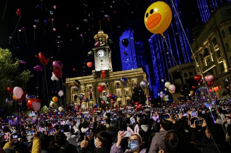 <p>Corona virüs salgınının başladığı yer olan Wuhan'da binlerce kişi yeni yılı kutlamak için toplandı.</p>
