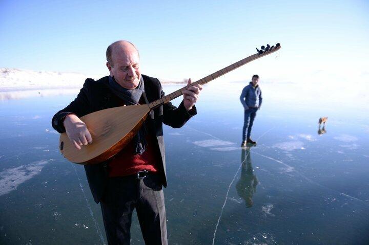 <p>Sevda, hasret, sevgi ve ilahi aşk başta olmak &uuml;zere Anadolu k&uuml;lt&uuml;r&uuml;n&uuml;n &ouml;nemli unsurlarının, sazlar eşliğinde, beyitlerle kuşaktan kuşağa aktarıldığı aşıklık geleneği, kentte ozanlar aracılığıyla yaşatılıyor.</p>
